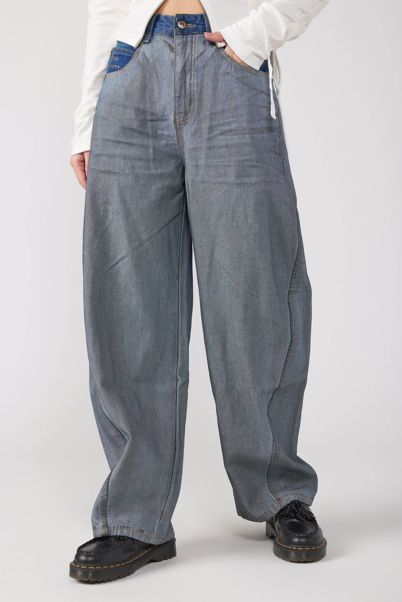 מכנסי ג'ינס בגזרת בלון הפוכה 770