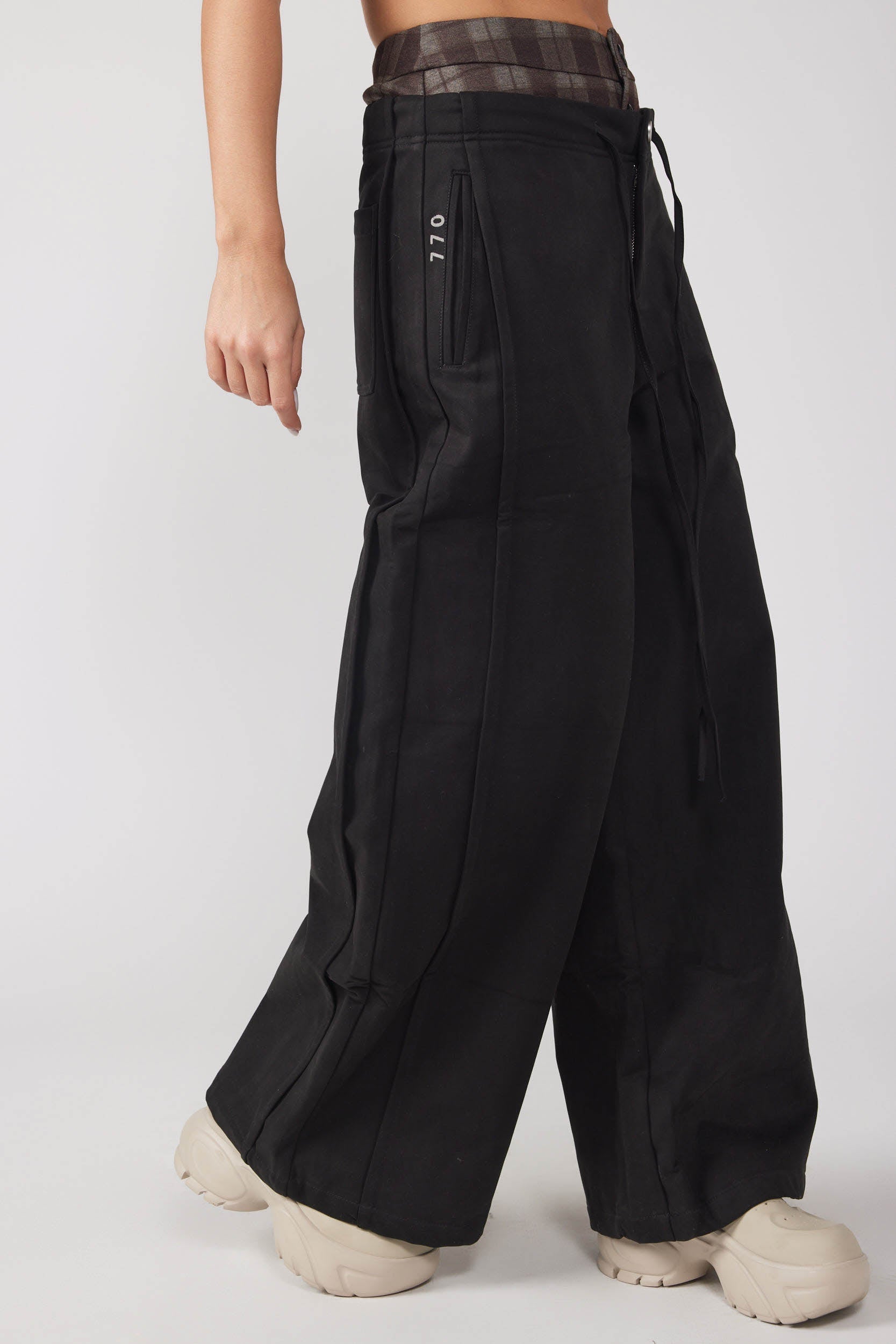 Flared pants with checkered belt 770