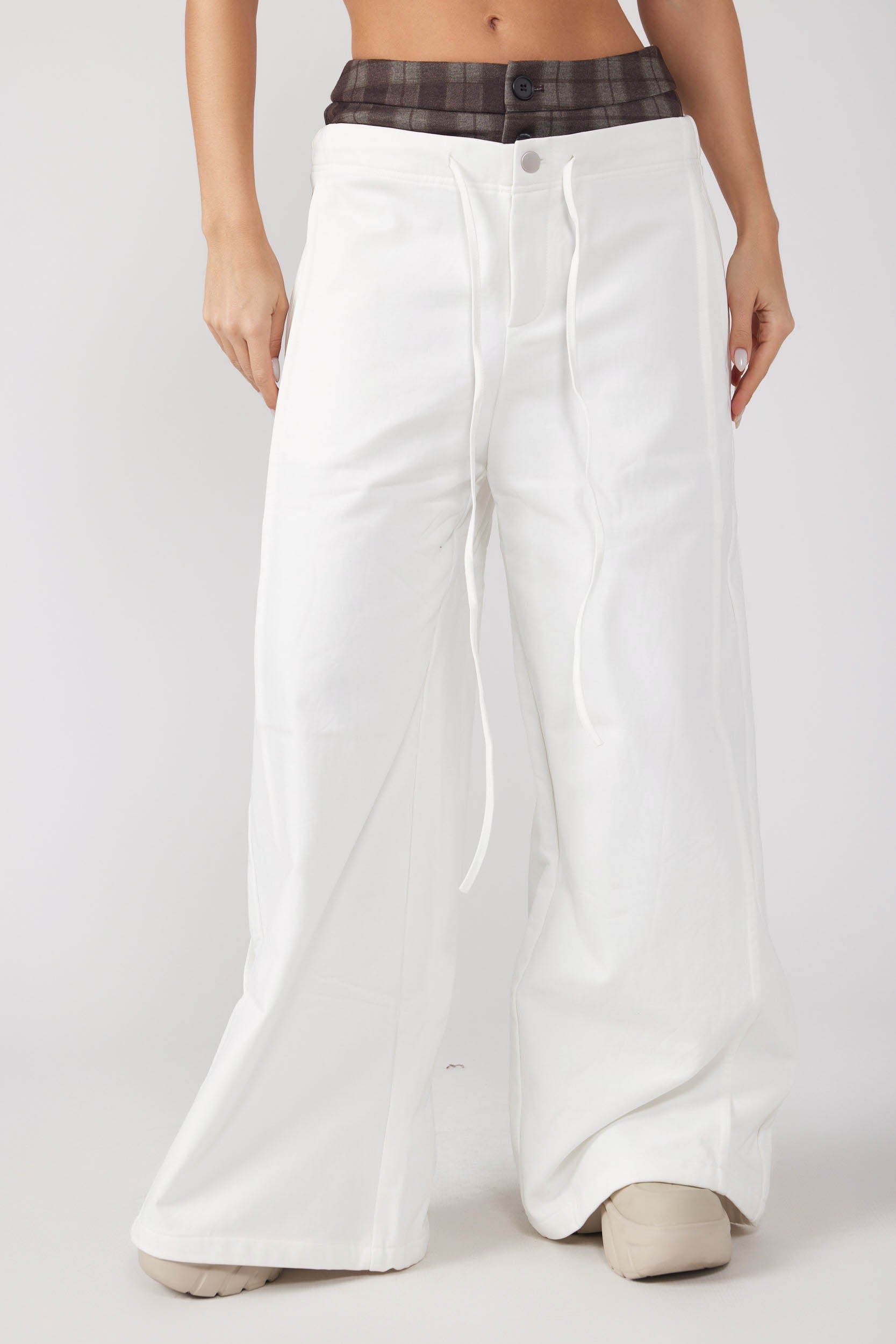 Flared pants with checkered belt 770