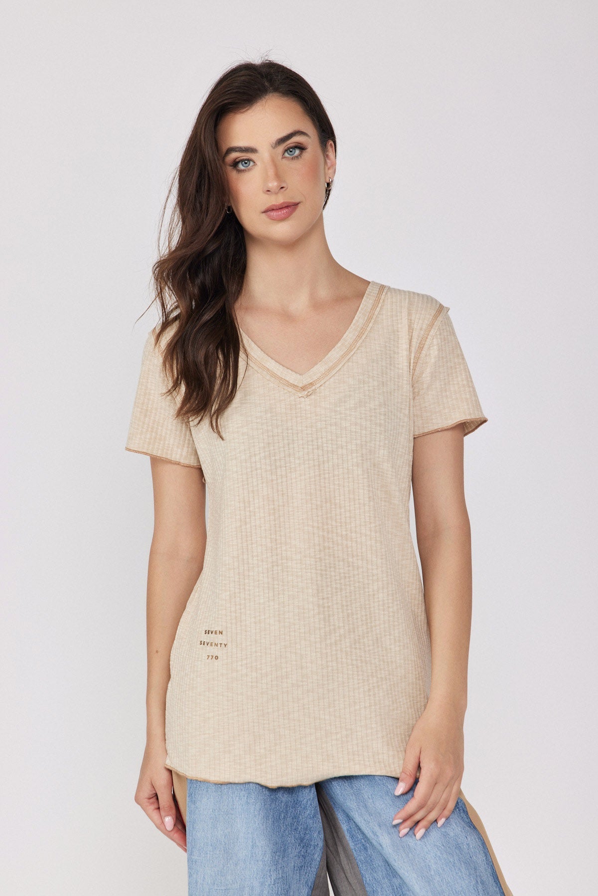 V-neck ribbed shirt 770