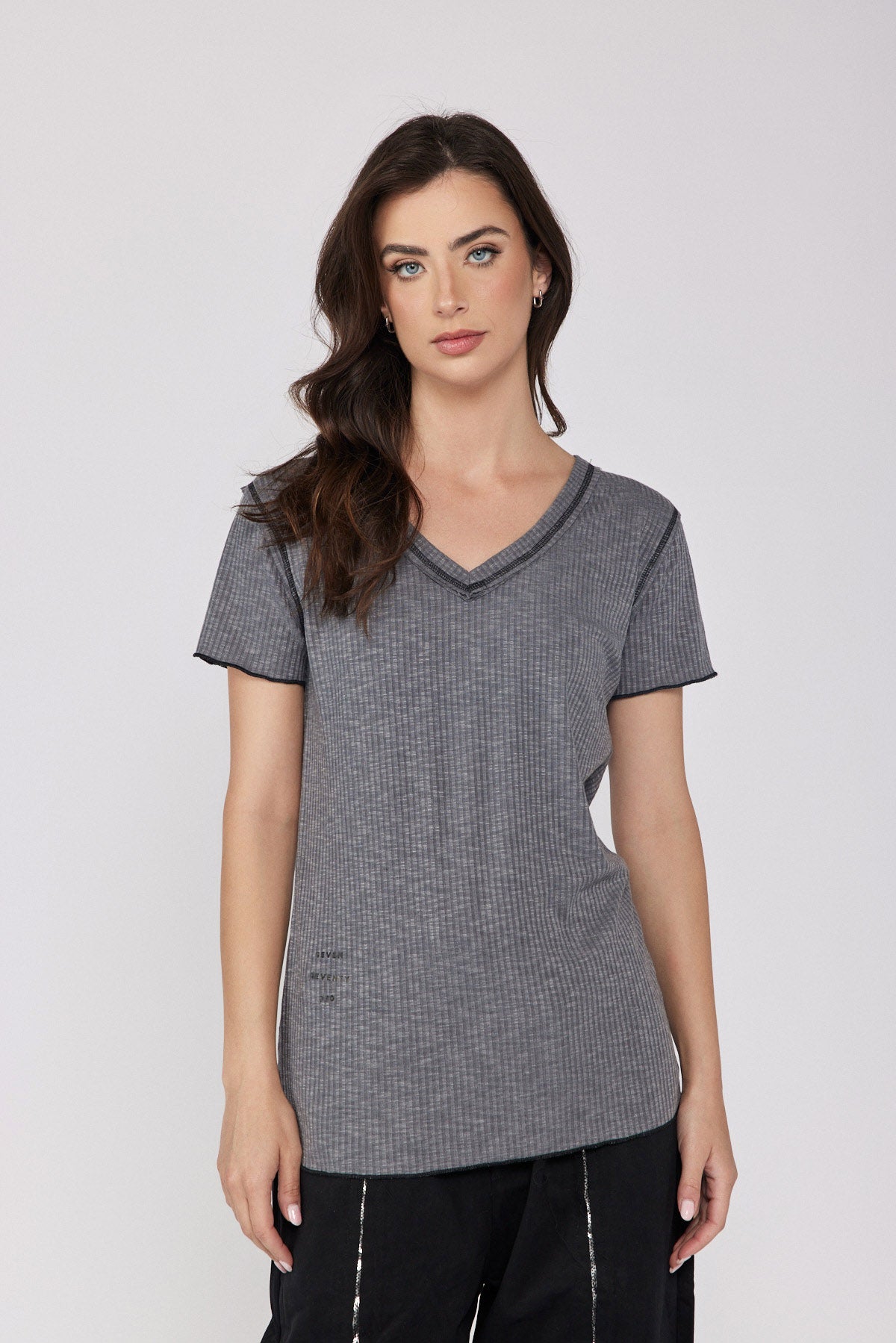 V-neck ribbed shirt 770