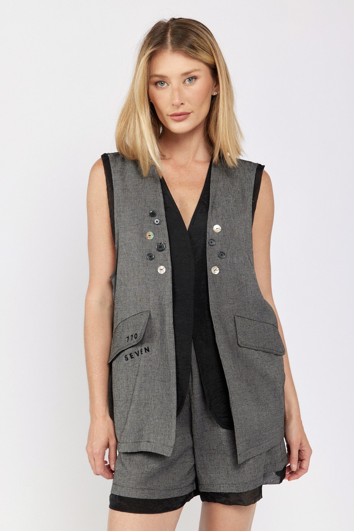 סט וסט ומכנסיים קצרים 770