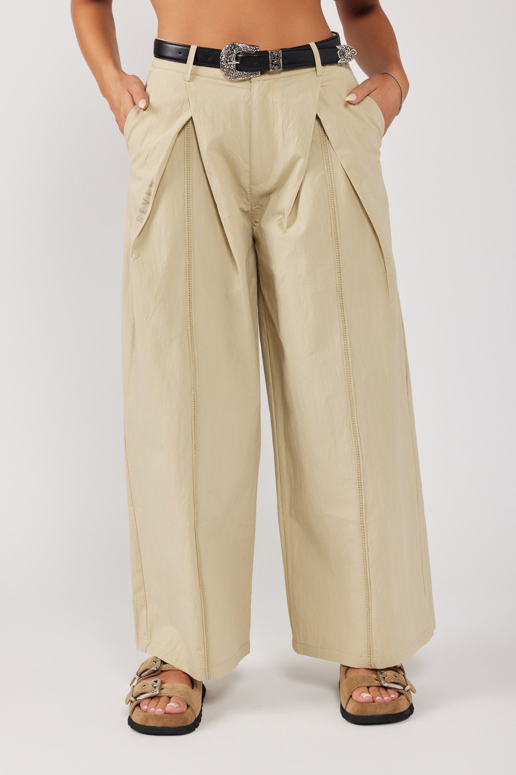 Wide-leg pants with belt 770
