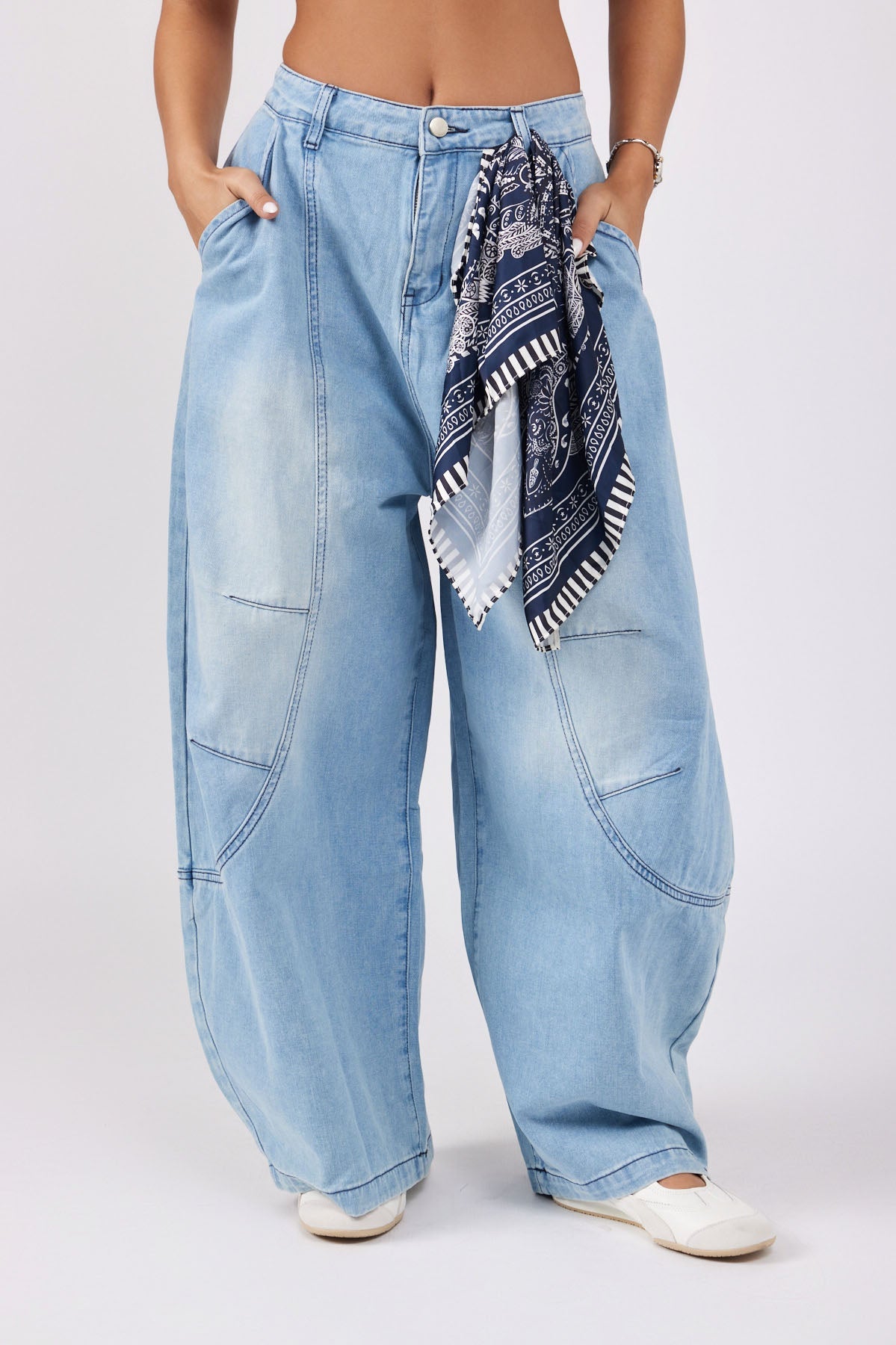 Balloon jeans combined with a SEVEN bandana