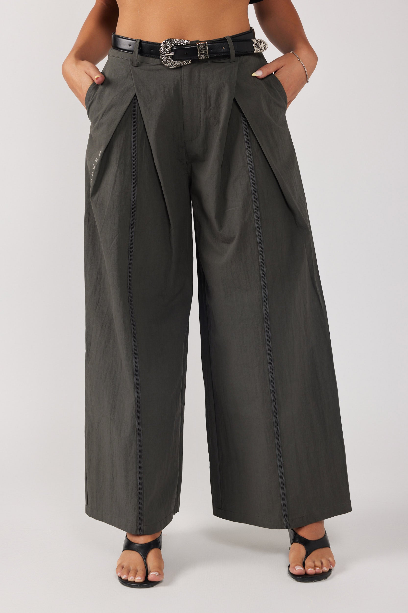 Wide-leg pants with belt 770