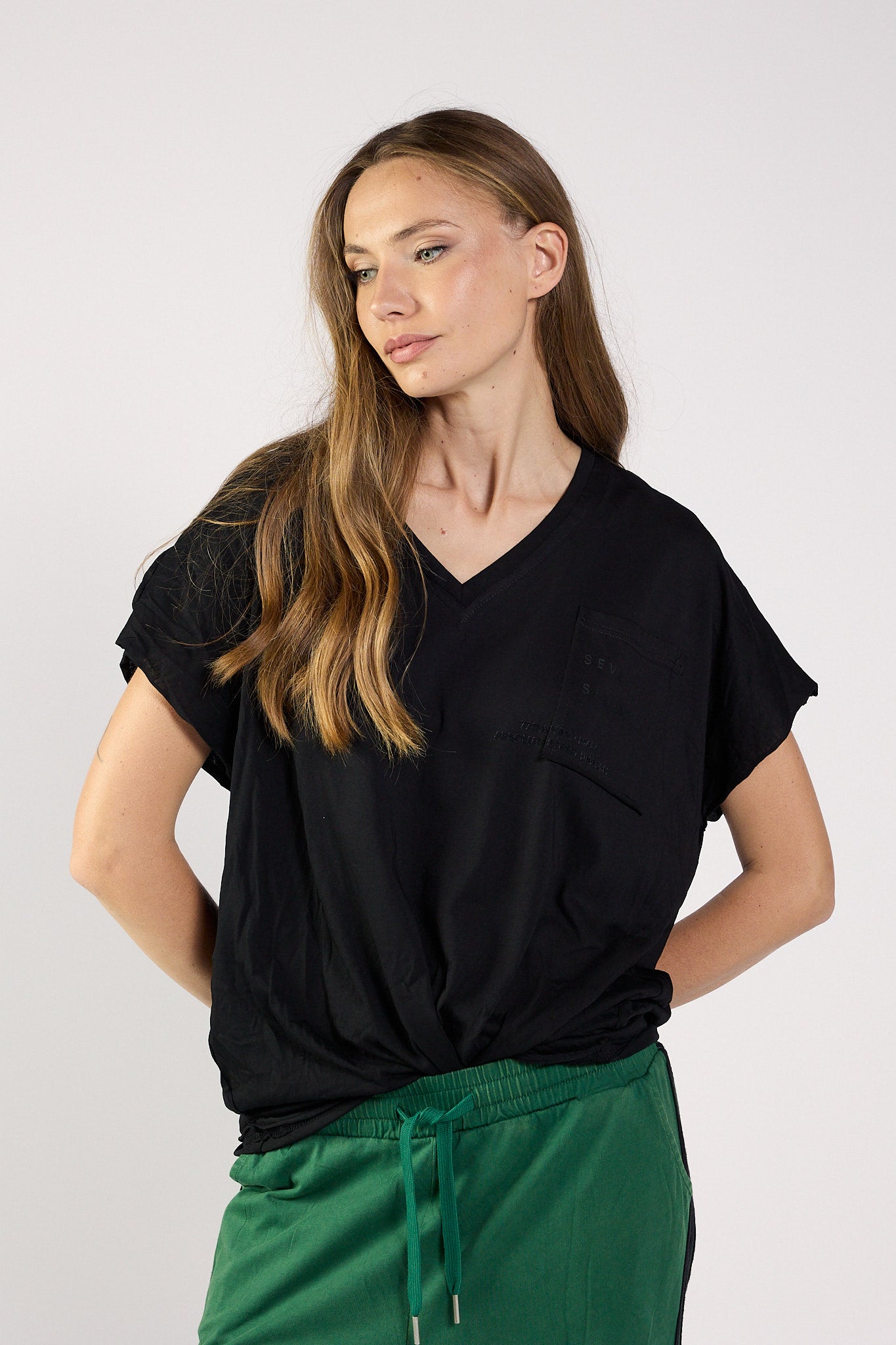 HANDMADE wide-pocket T-shirt with slight transparency