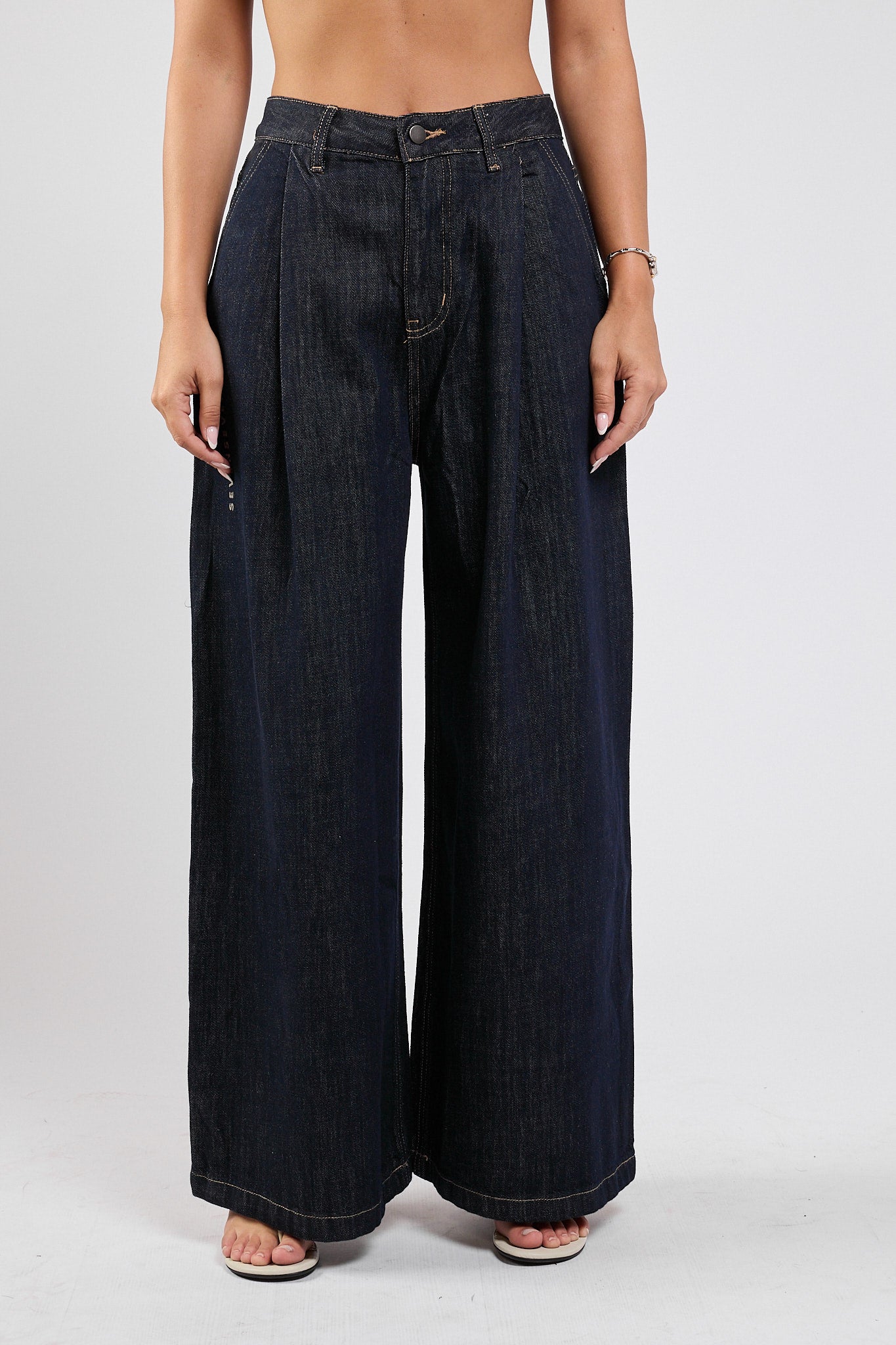 Wide leg straight jeans 770