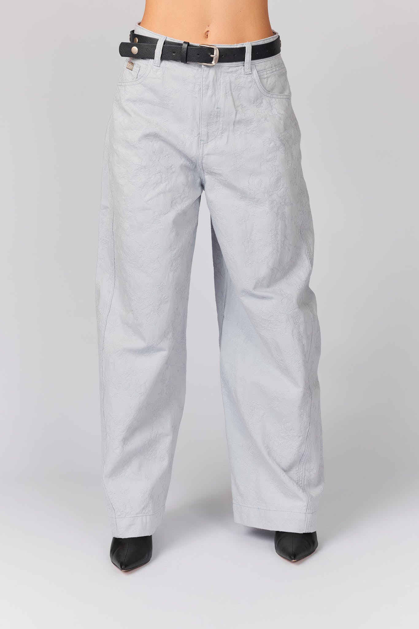 מכנסי ג'ינס רקום