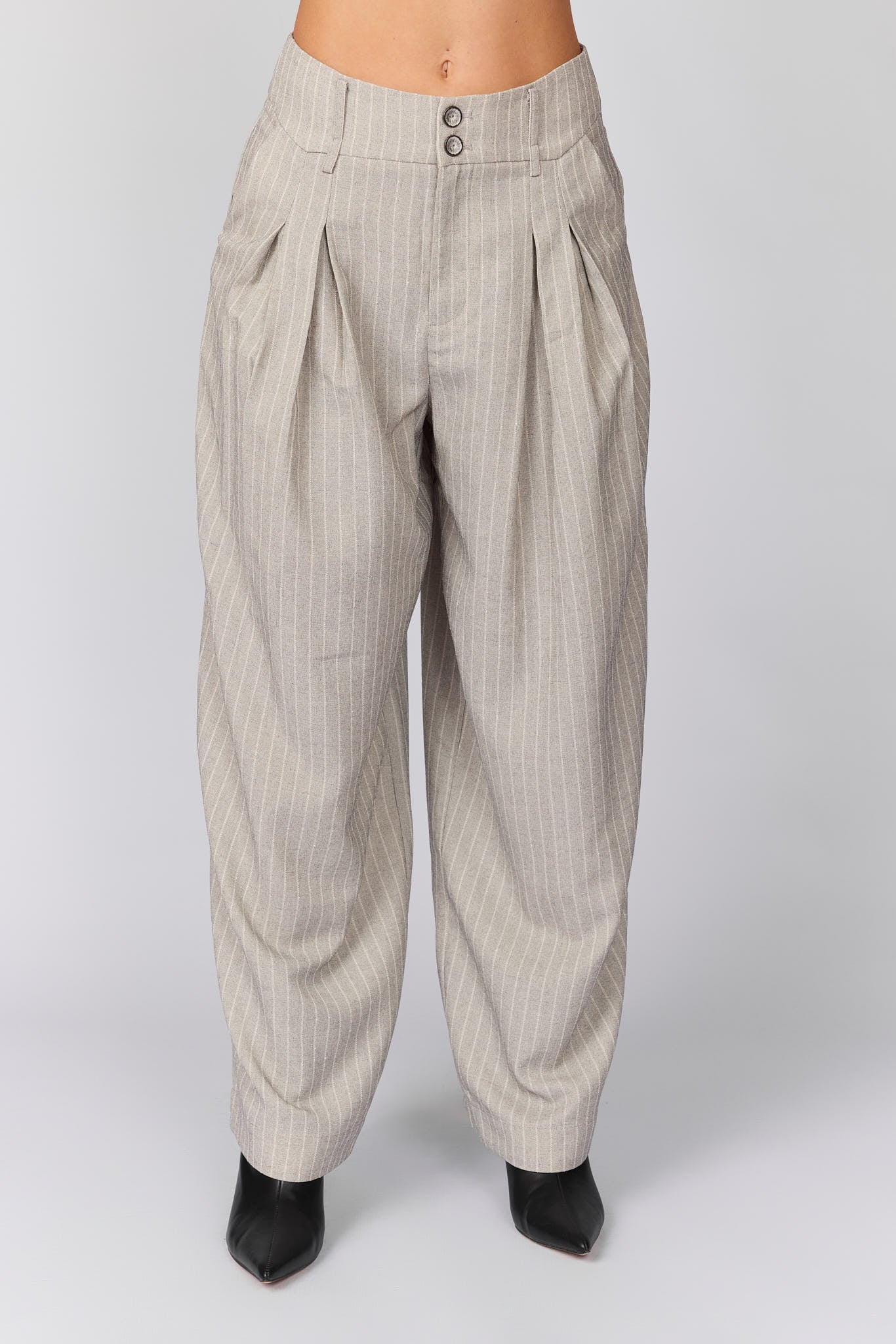 מכנסיים מחוייטים פסים