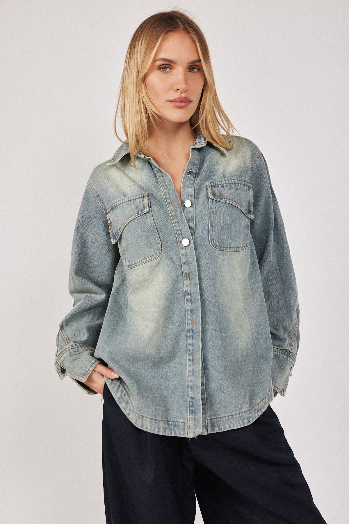 חולצת ג'ינס מכופתרת