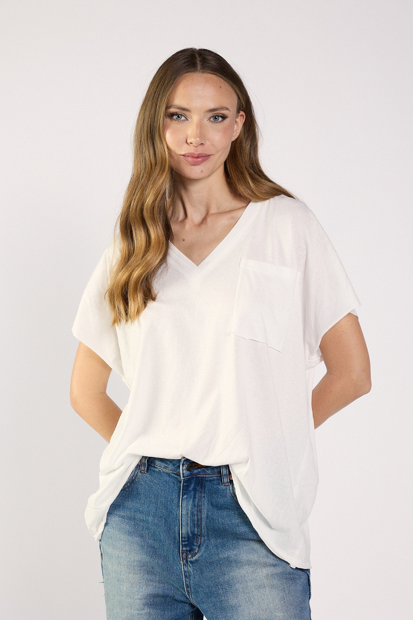 HANDMADE wide-pocket T-shirt with slight transparency