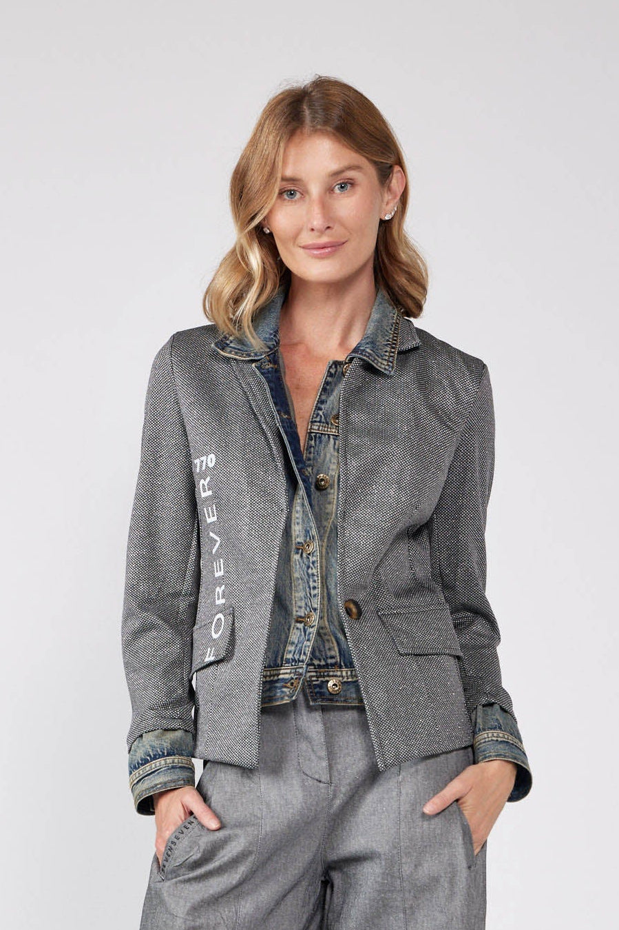 ג'קט שילוב ג'ינס