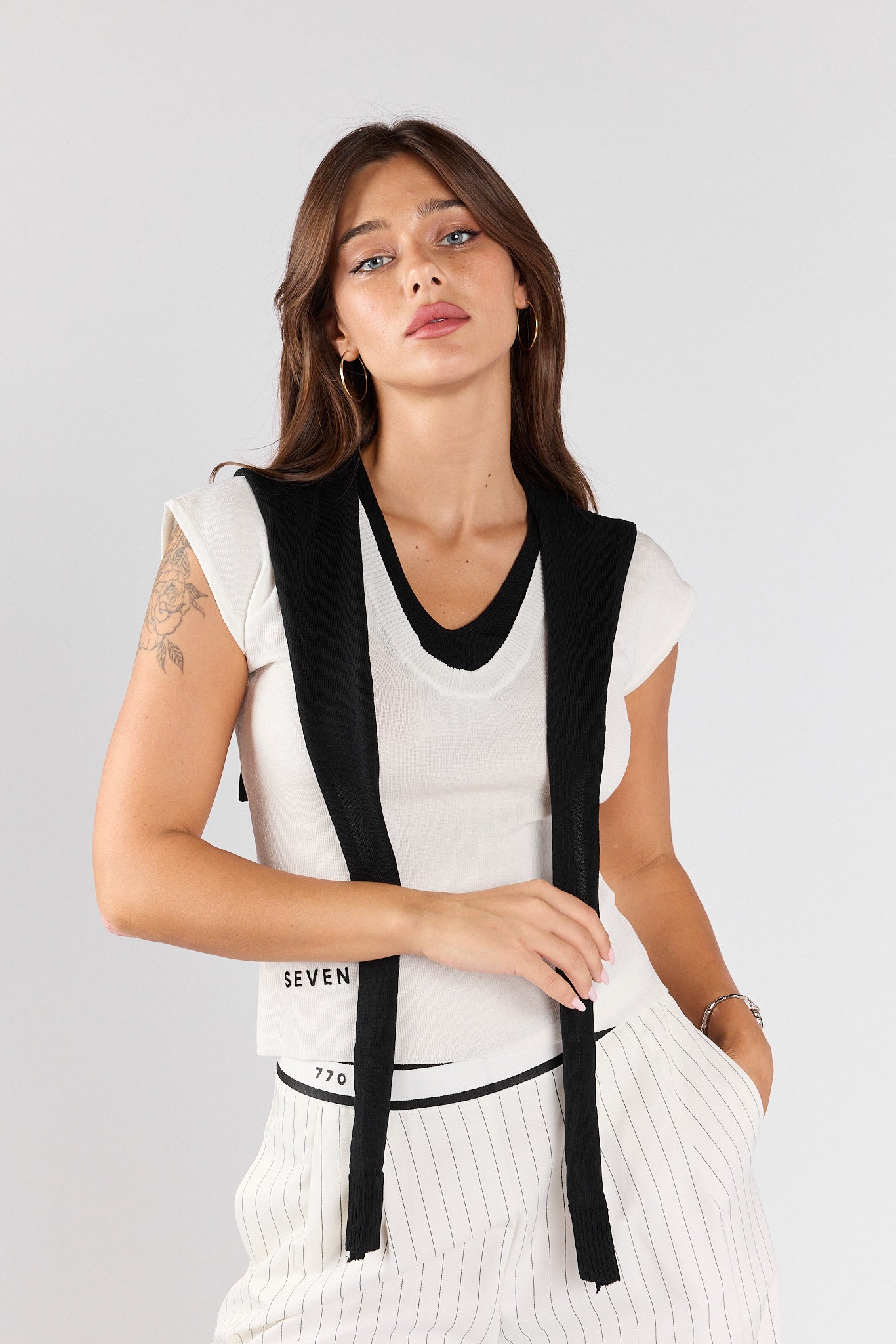 Sleeveless shirt combined with scarf