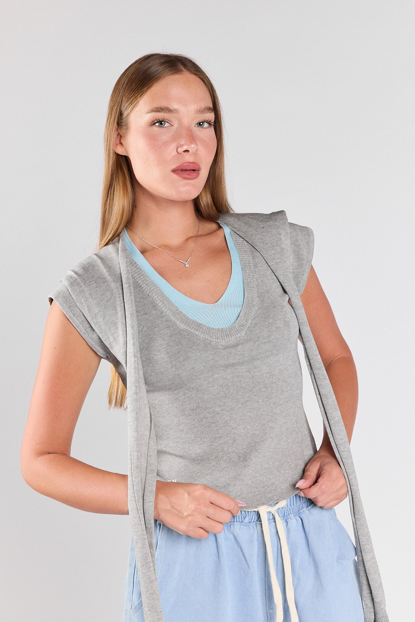 Sleeveless shirt combined with scarf