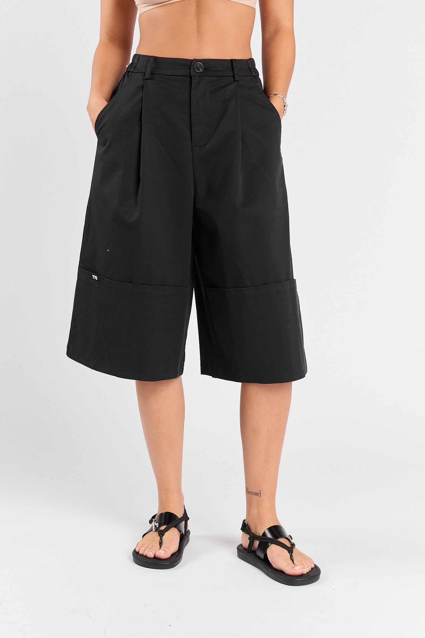 Bermuda shorts with pockets 770