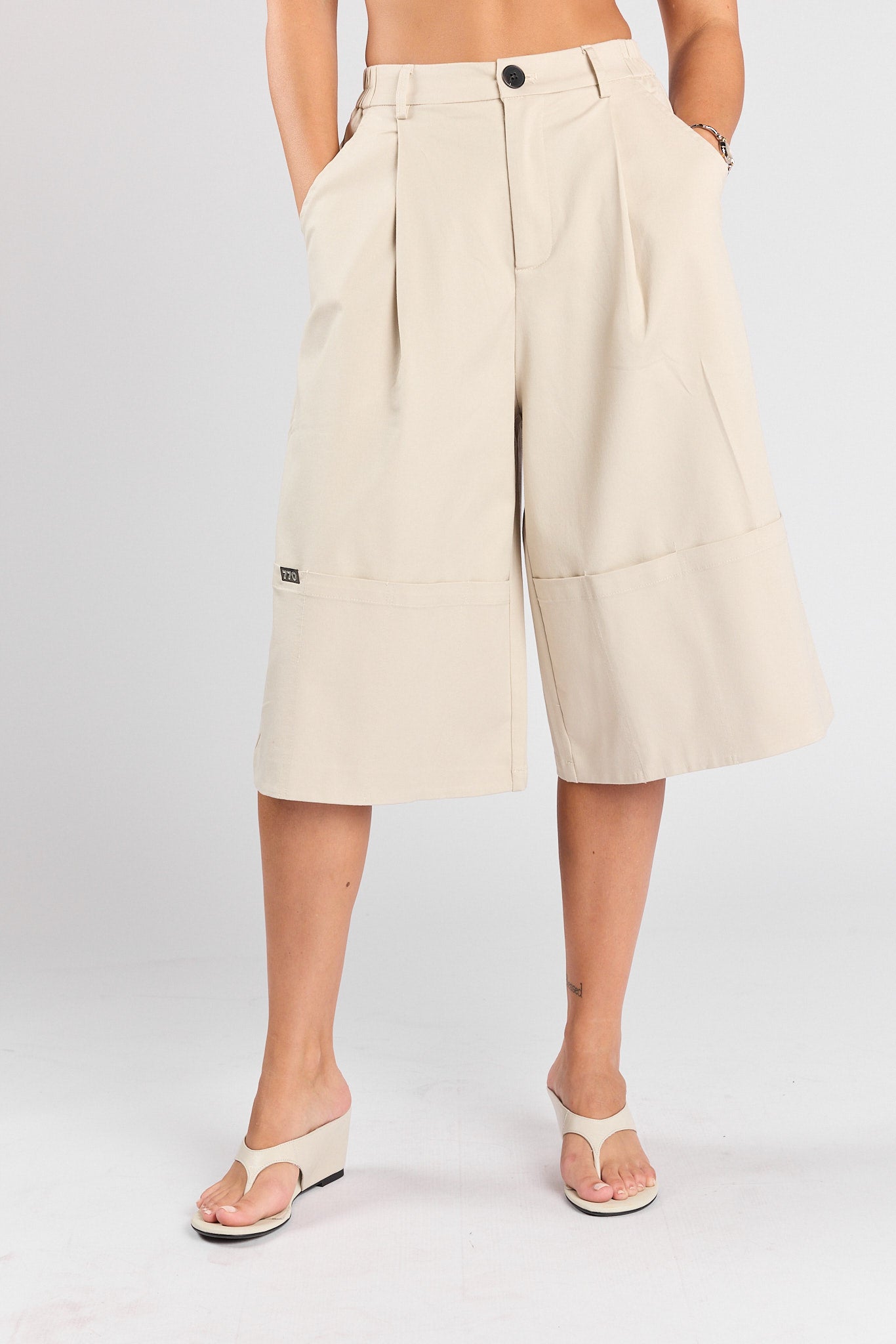 Bermuda shorts with pockets 770