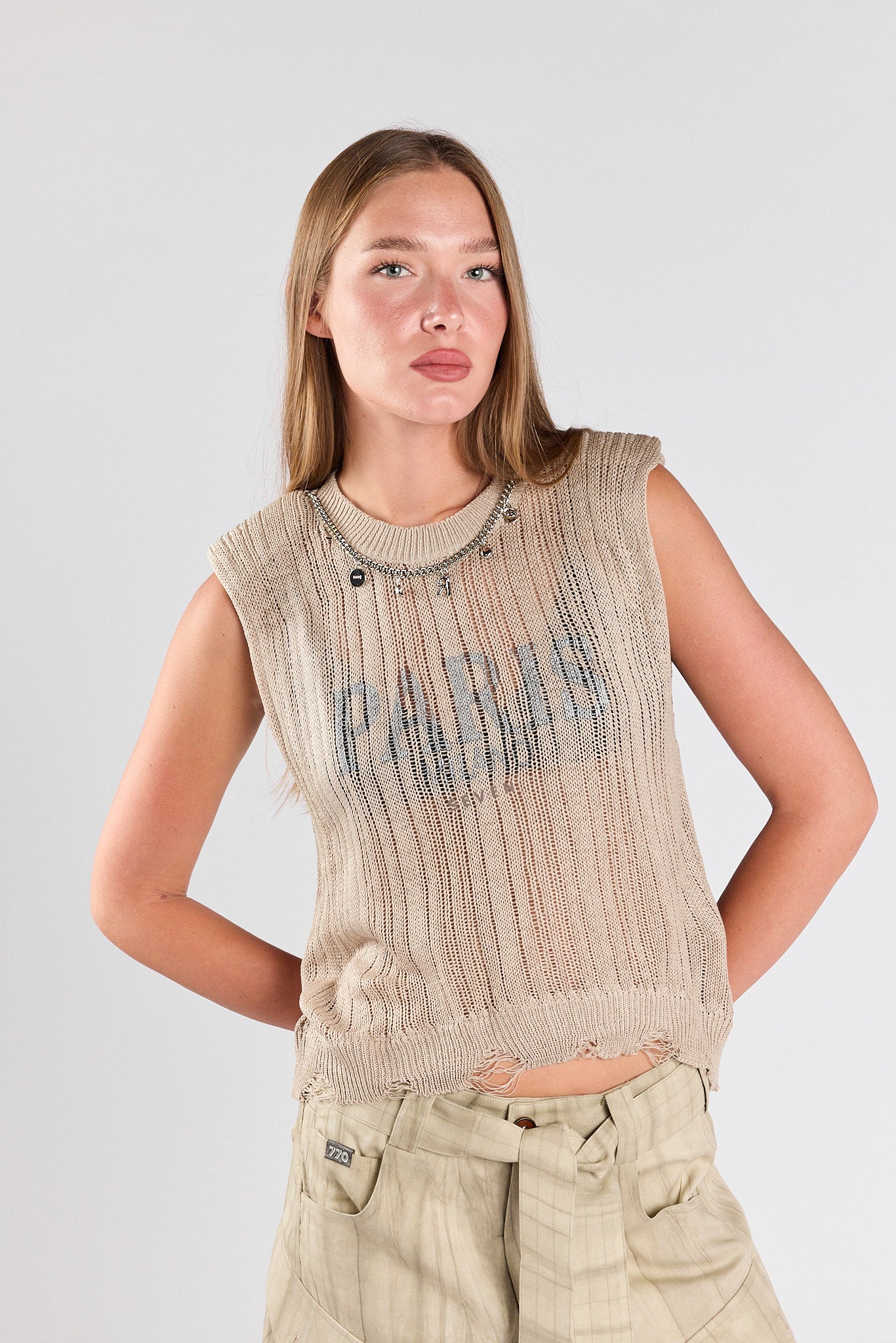 Knitted tank top with chain