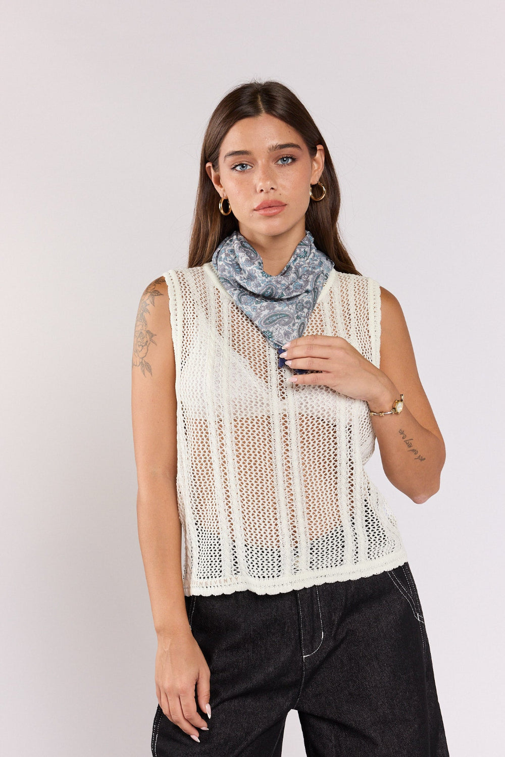 Knitted tank top combined with a SEVEN scarf