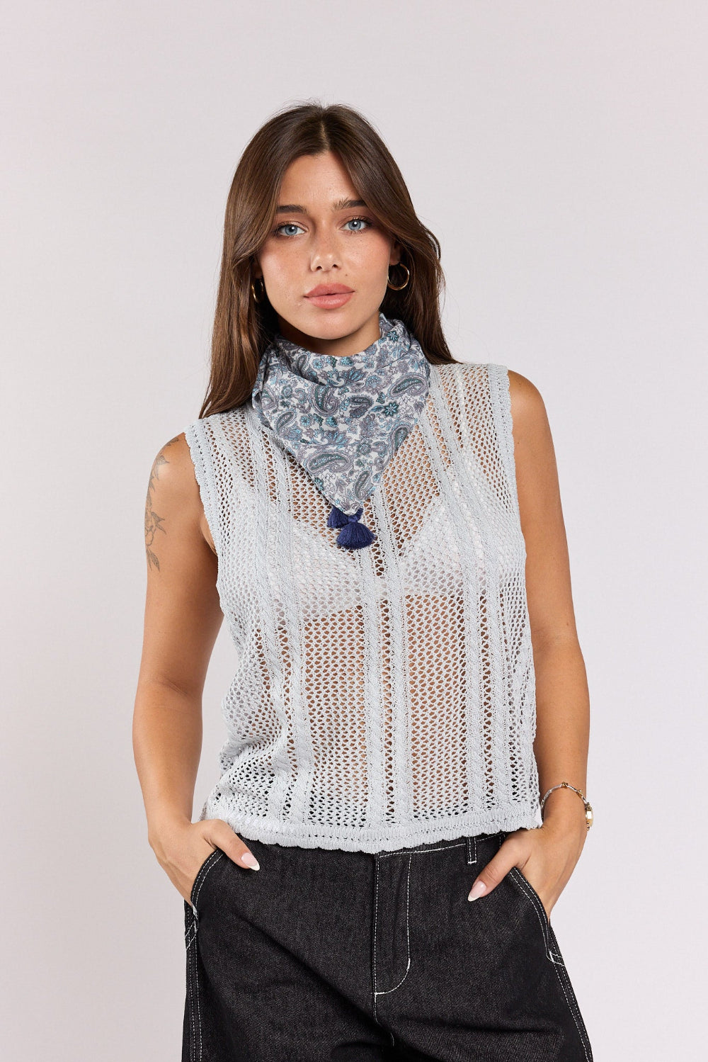 Knitted tank top combined with a SEVEN scarf