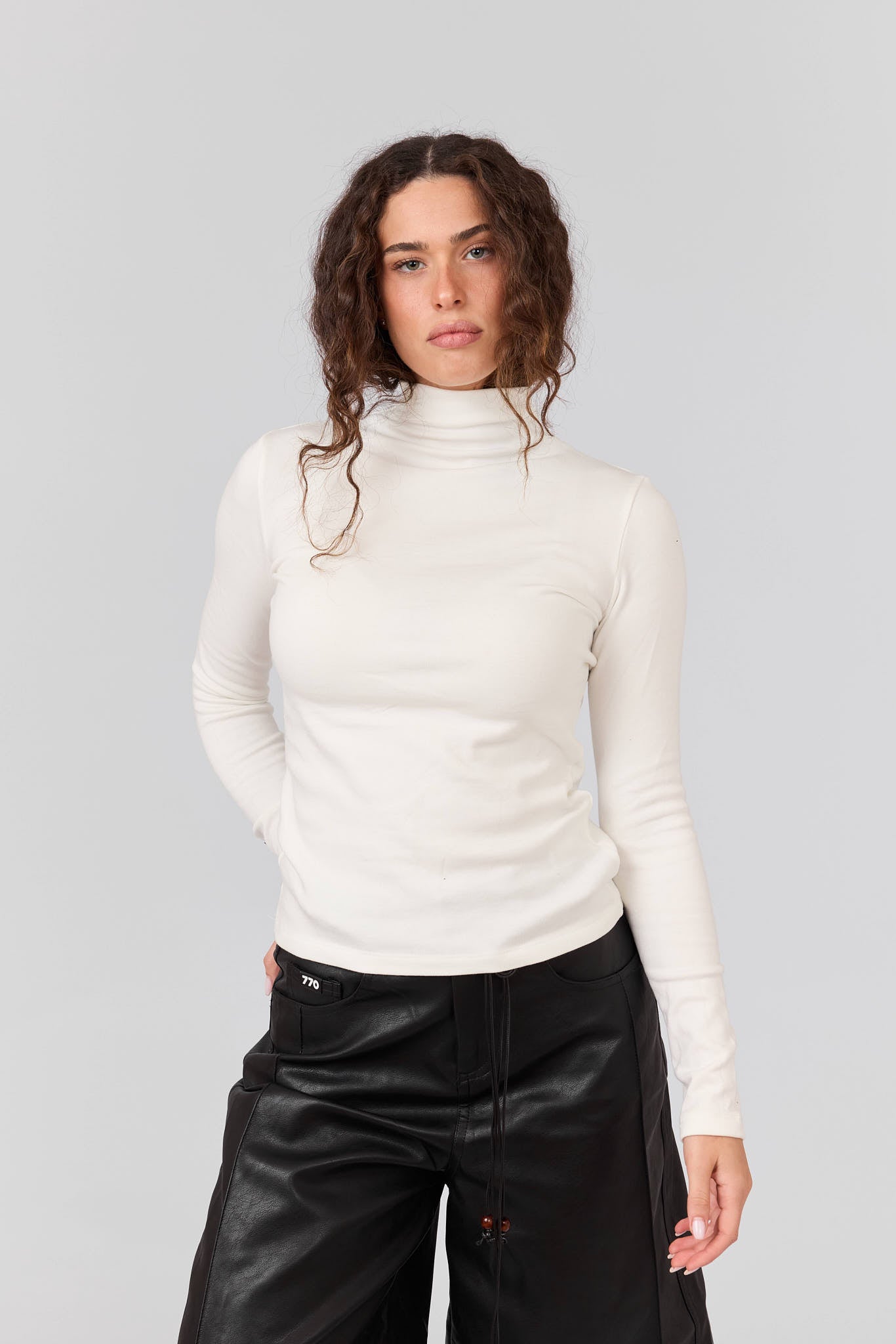 חולצת בייסיק חצי גולף