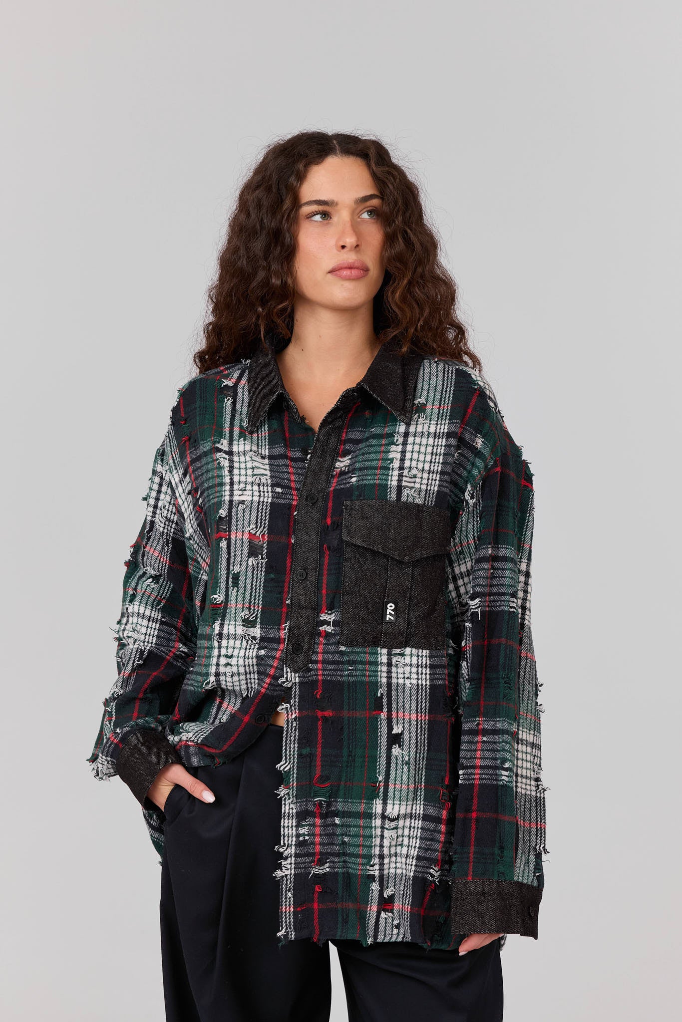 מכופתרת משבצות קרעים