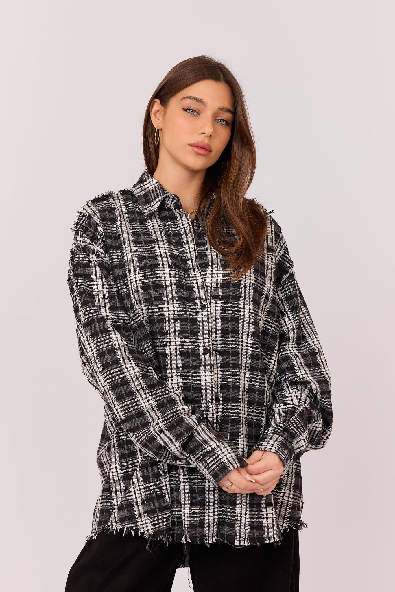 חולצה מכופתרת משובצת קרעים