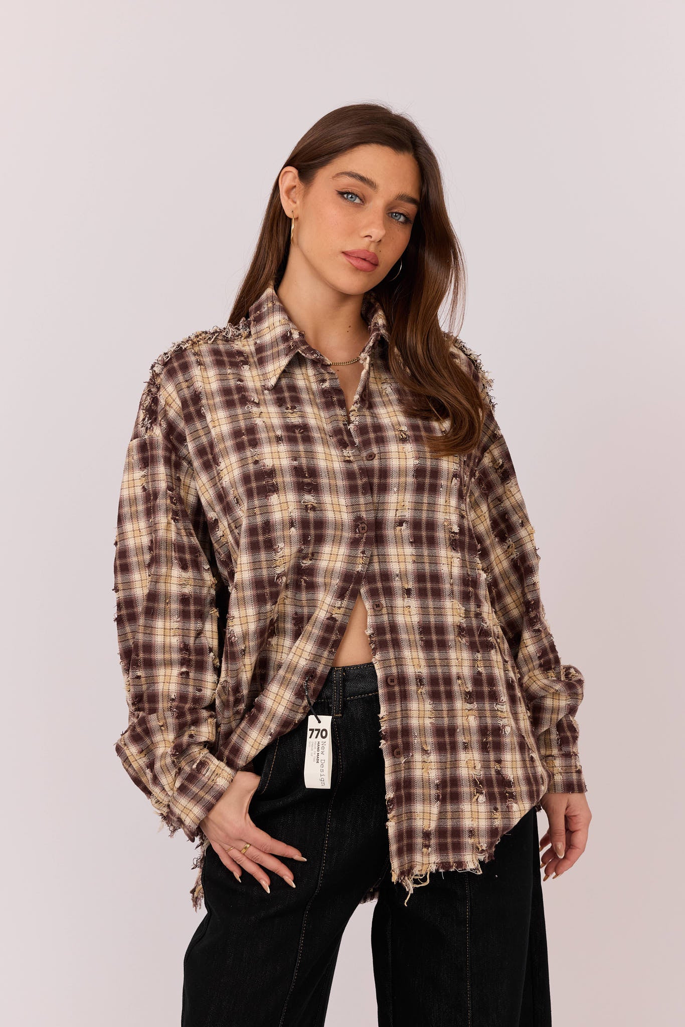 חולצה מכופתרת משובצת קרעים