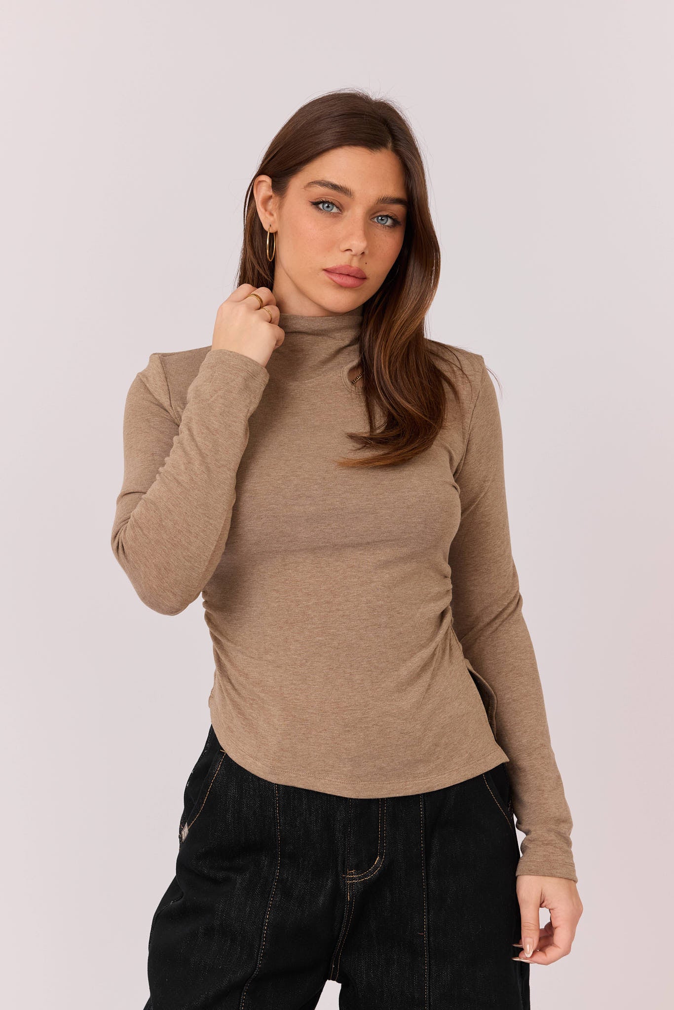 חולצת חצי גולף מפתח צד אסימטרית