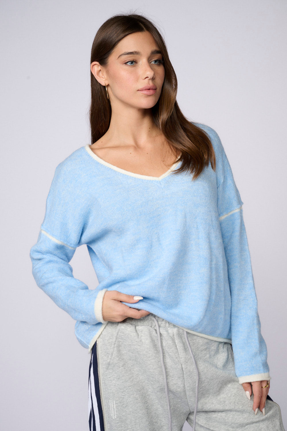 חולצת סריג עבה צווארן וי