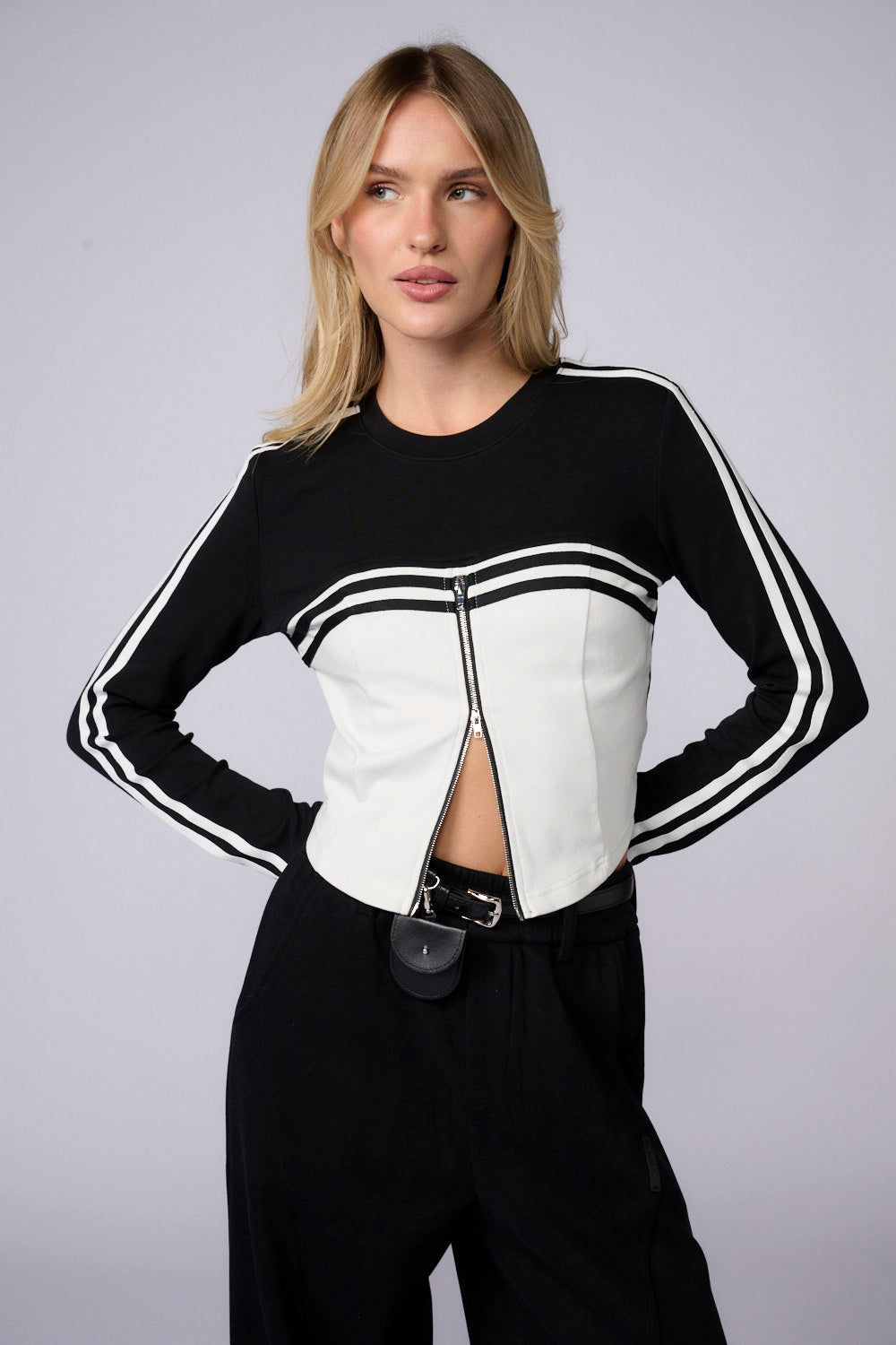 חולצת קרופ ספורטיבית רוכסן