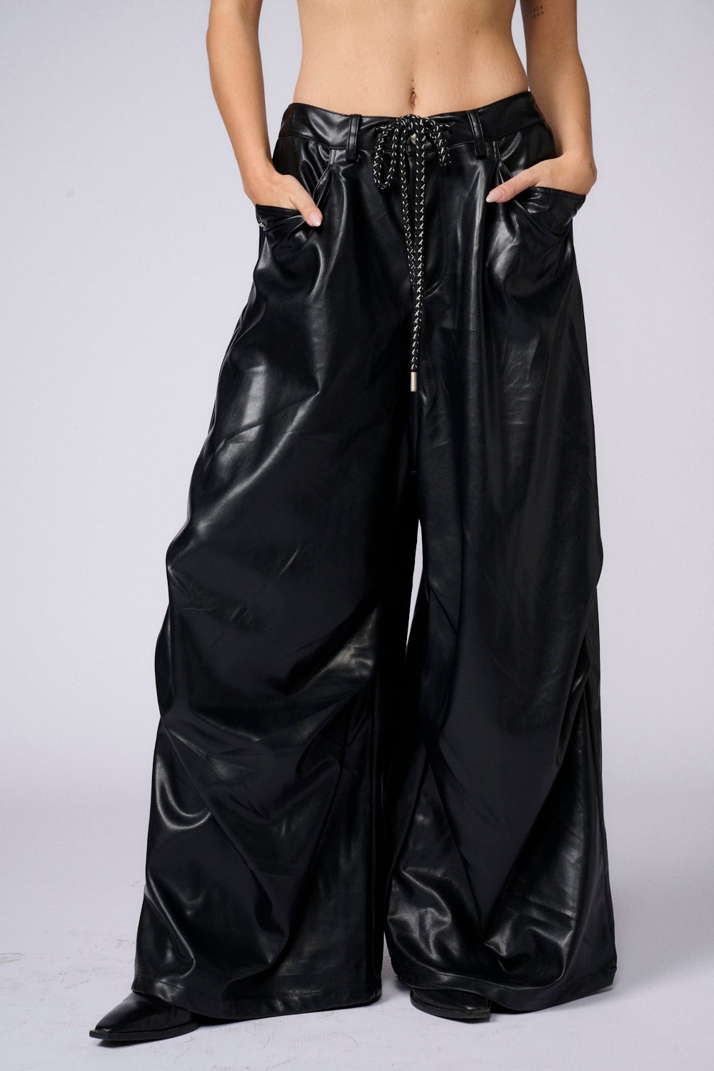 מכנס דמוי עור שרוך צמה