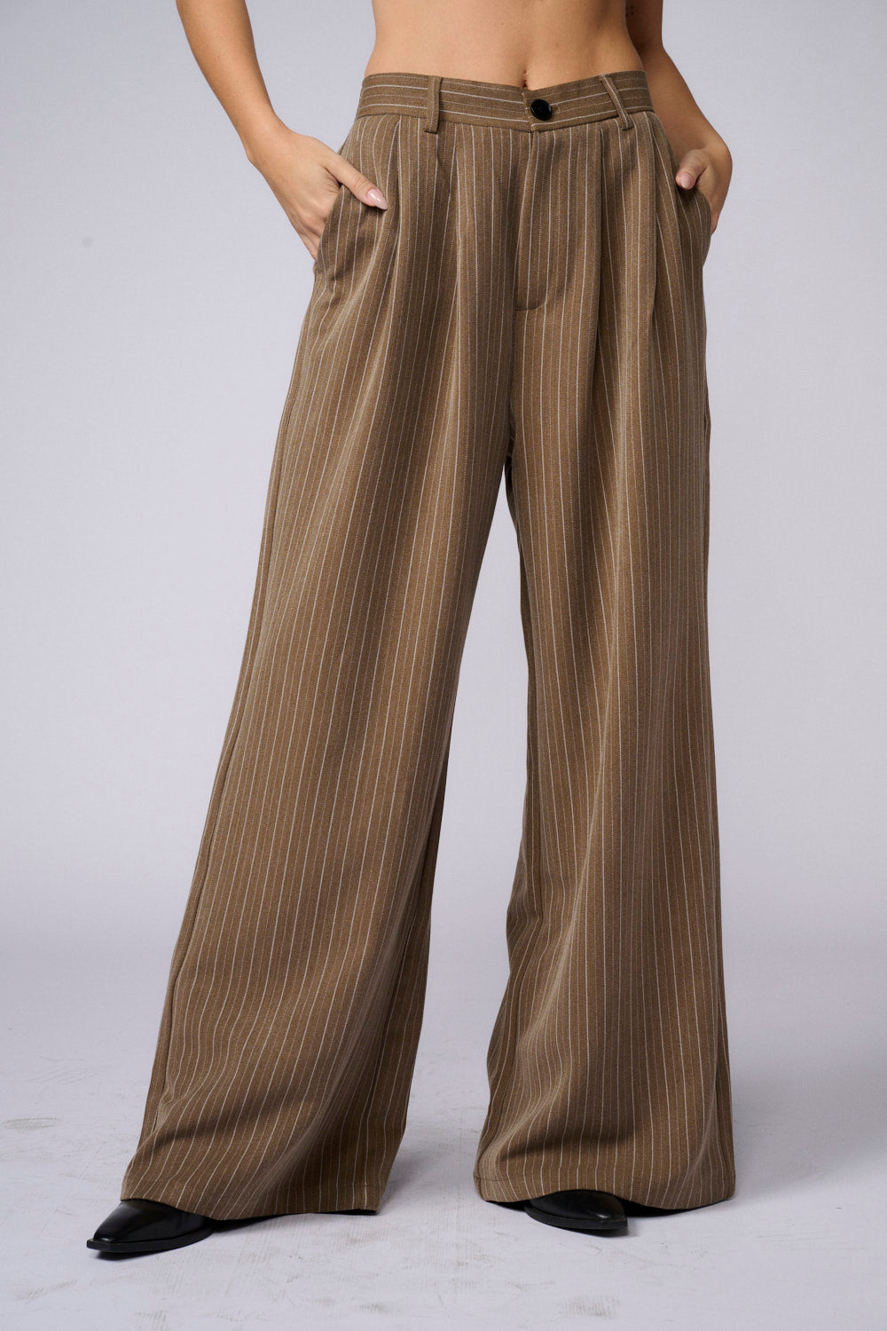 מכנסיים מחוייטים פסים דקים