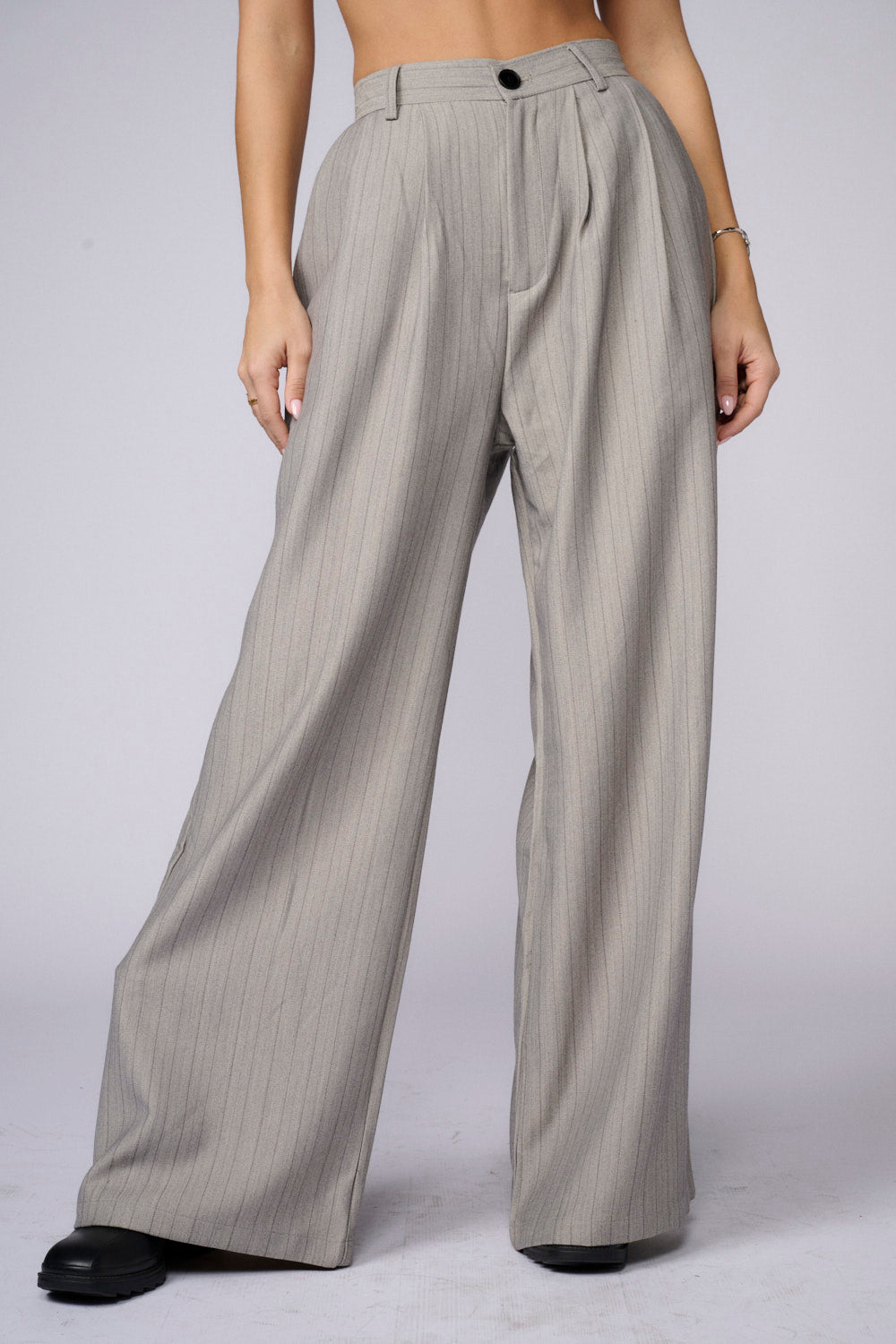 מכנסיים מחוייטים פסים דקים