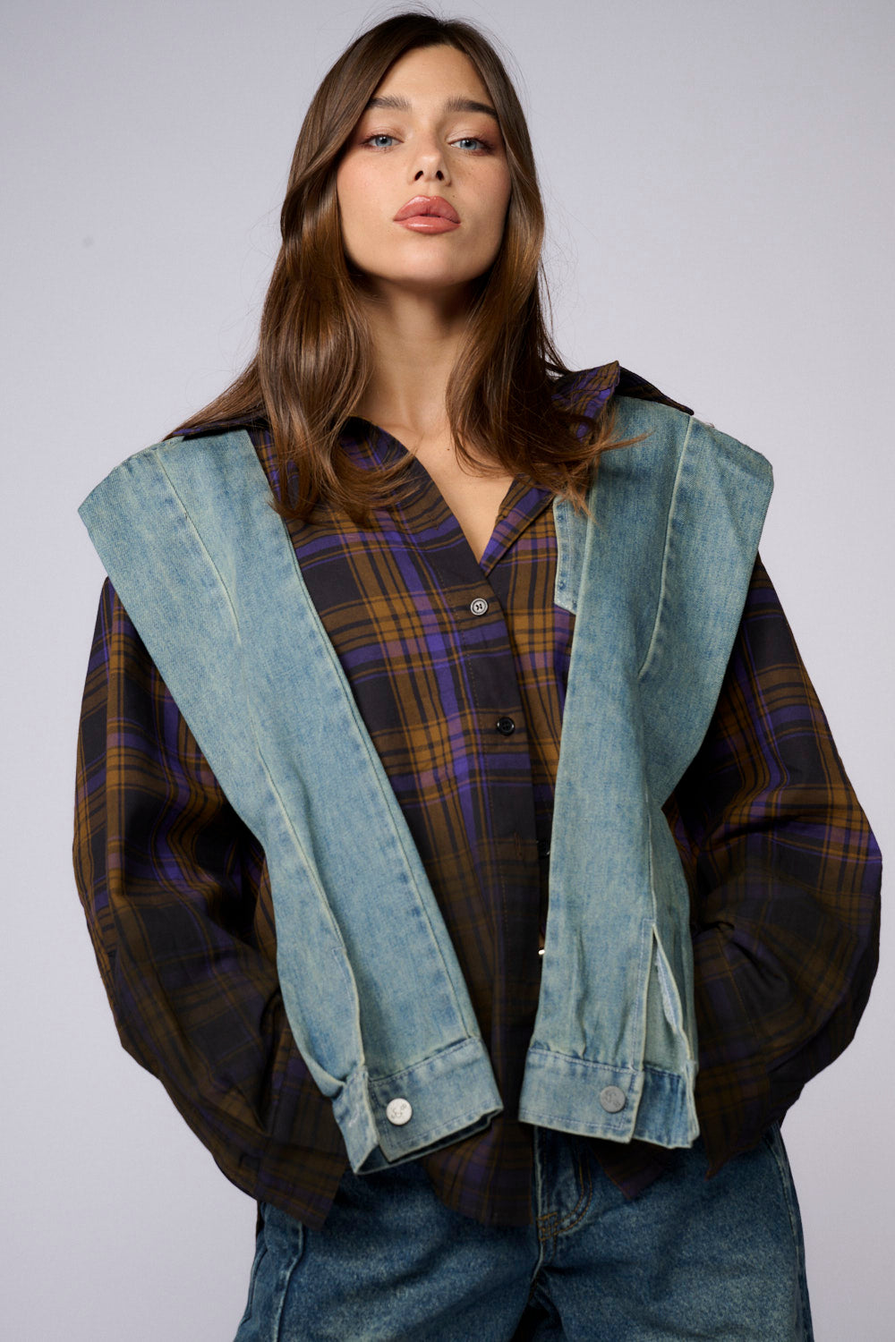 חולצת משבצות קפוצ'ון ג'ינס