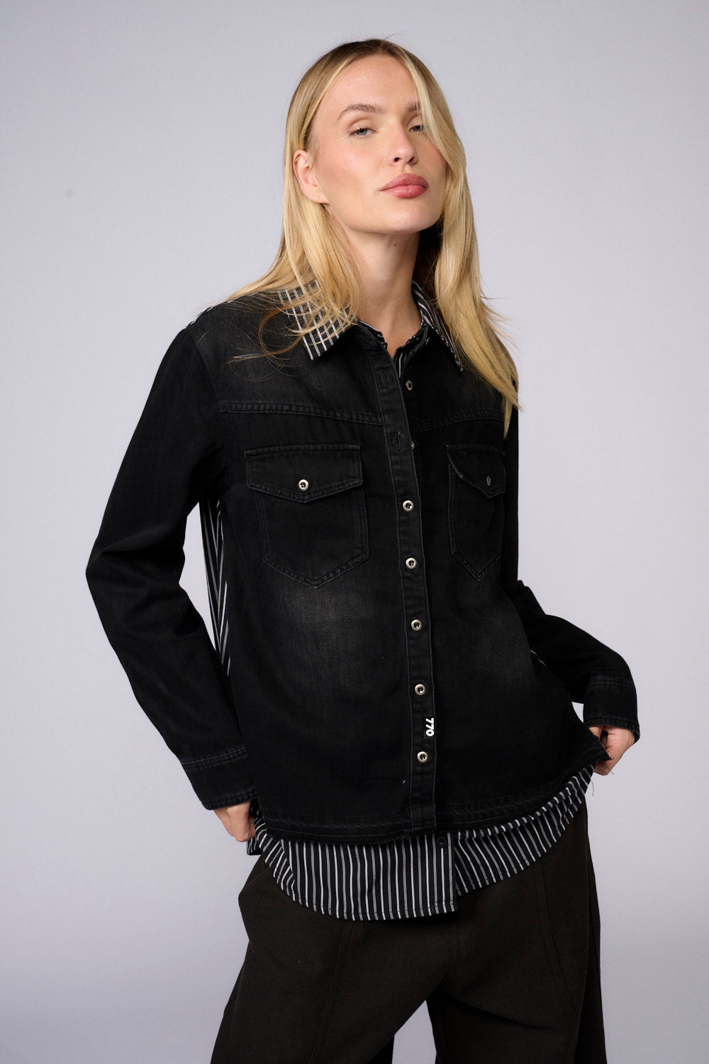 חולצה מכופתרת שילוב ג'ינס פסים