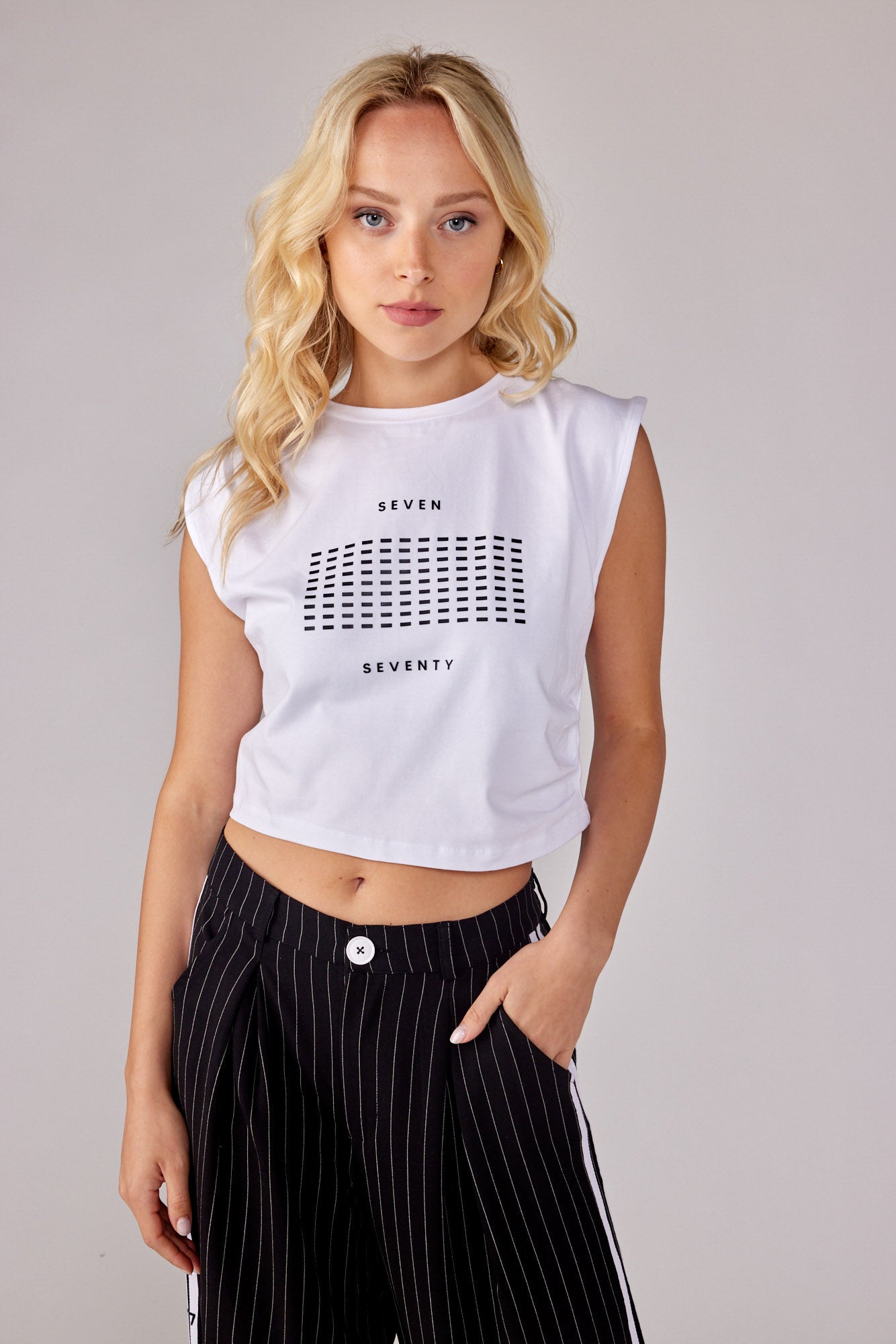 Sleeveless wrinkled shirt CODE