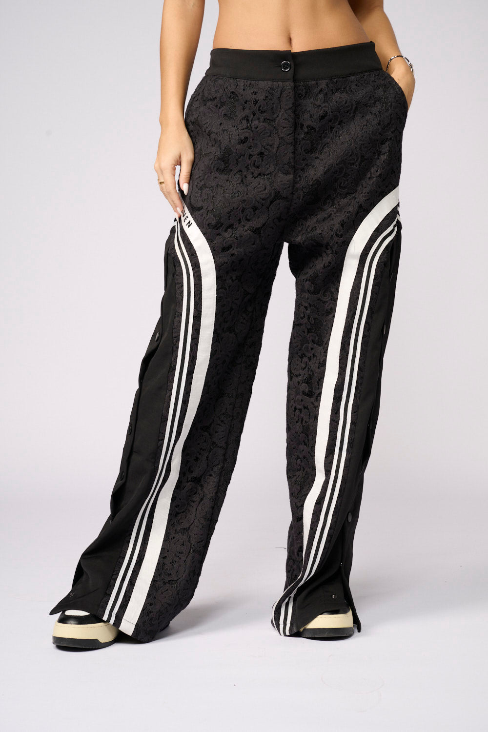 Tailored sporty pants with lace combination 770