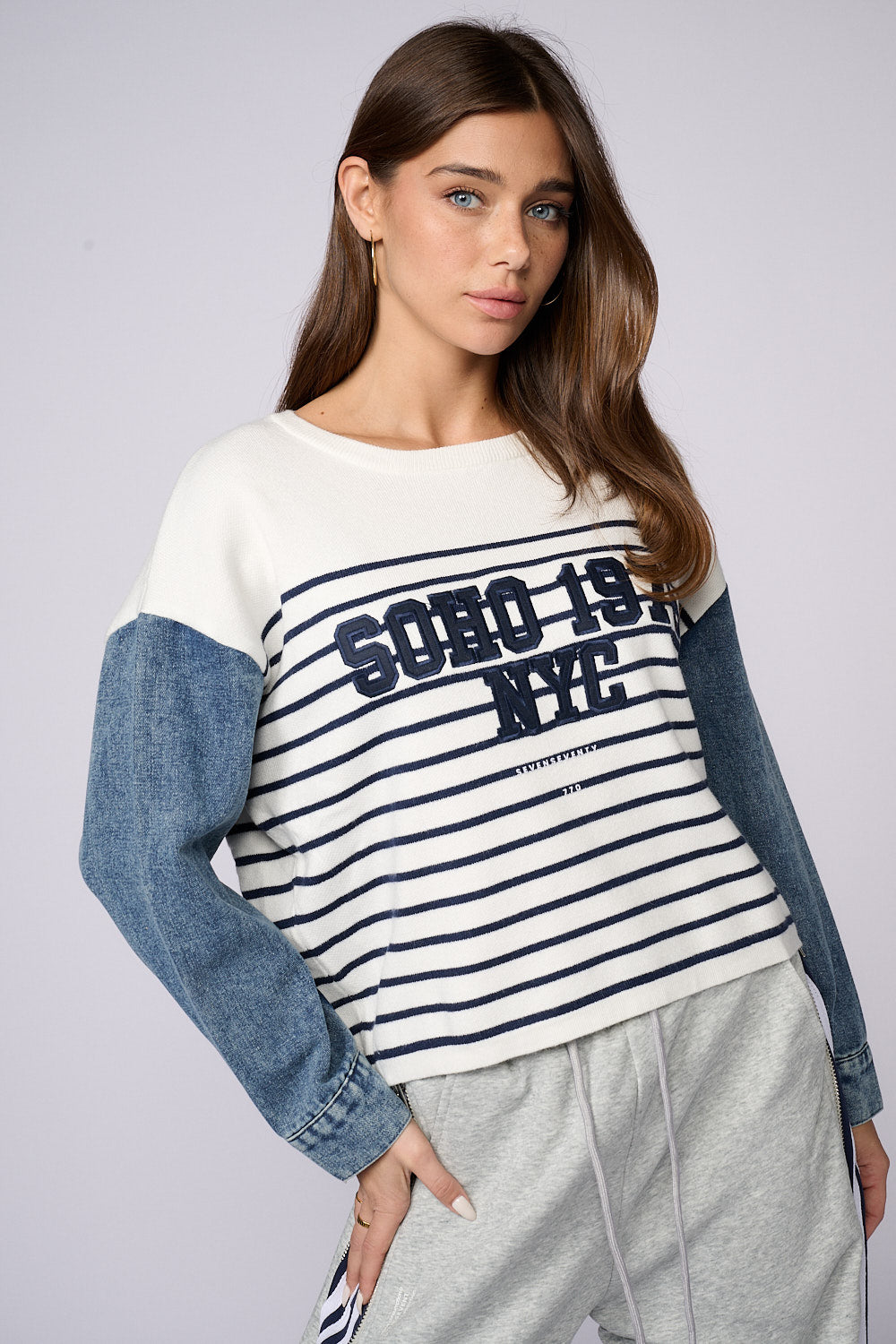 חולצת סריג פסים שילוב ג'ינס