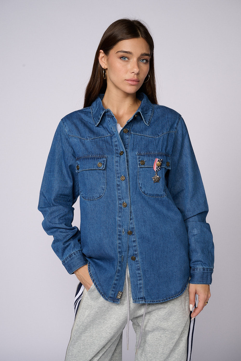 חולצת ג'ינס מכופתרת אורכה דקה