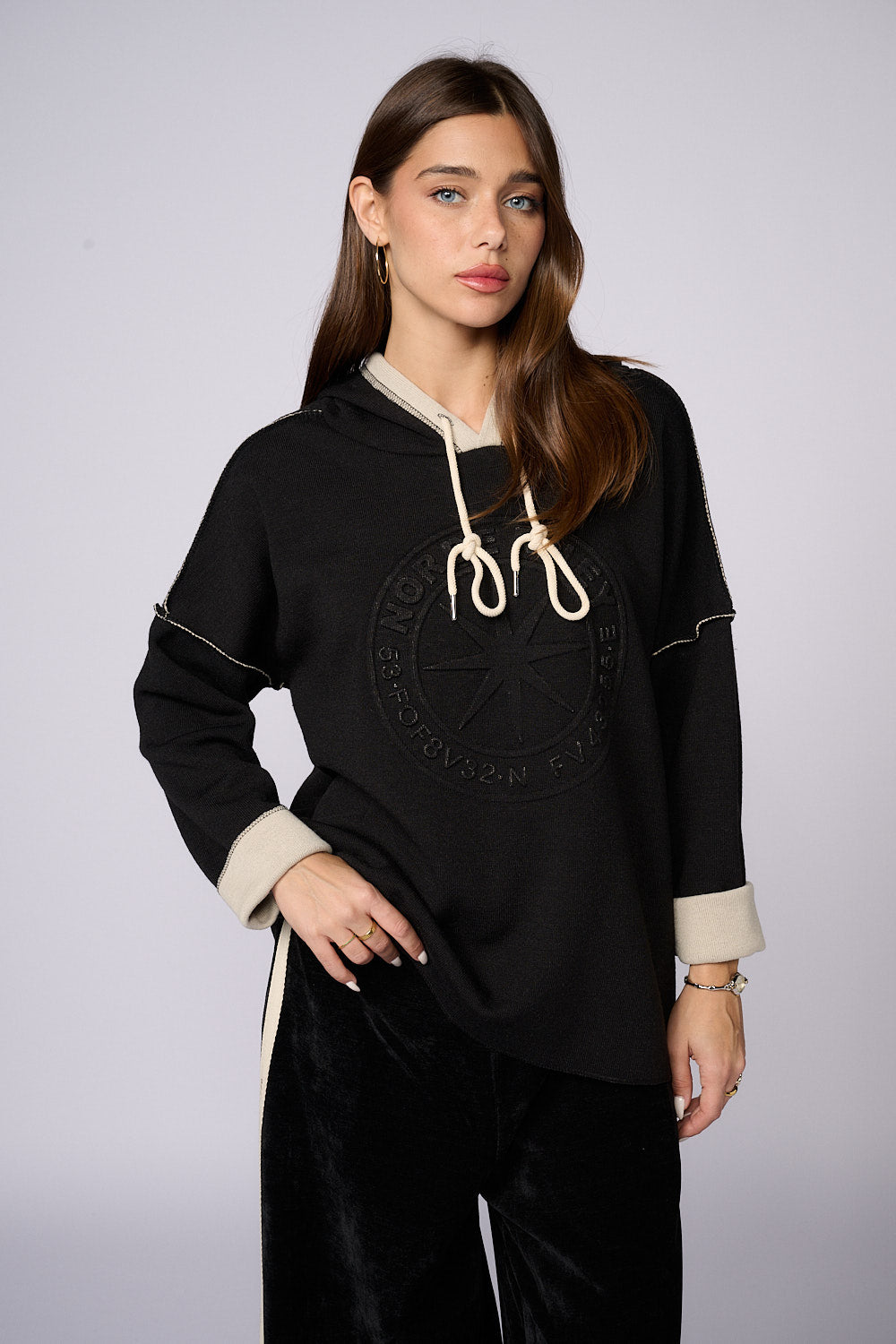 חולצת קפוצ'ון סריג