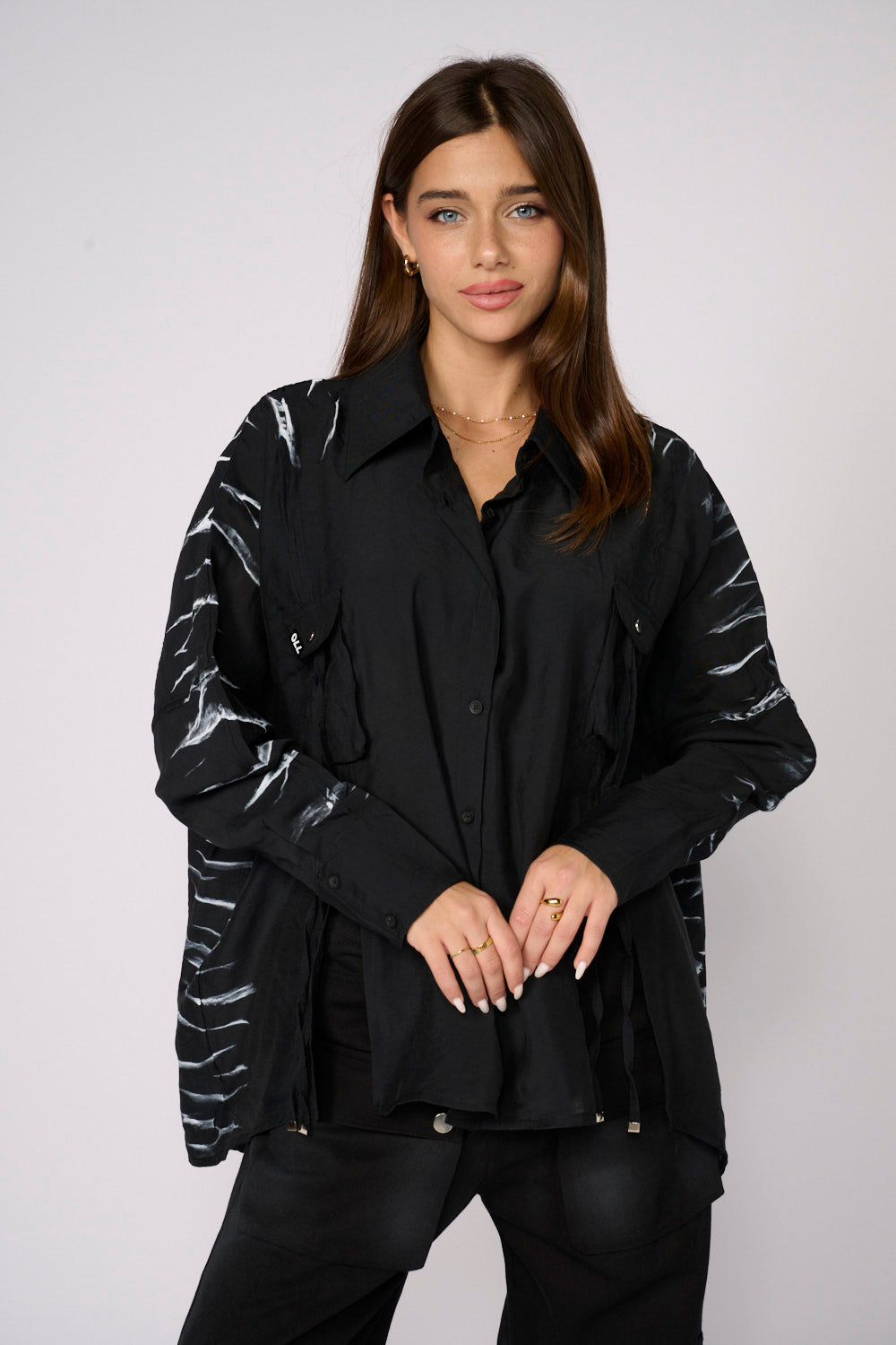 חולצה מכופתרת פתחים אסימטרית